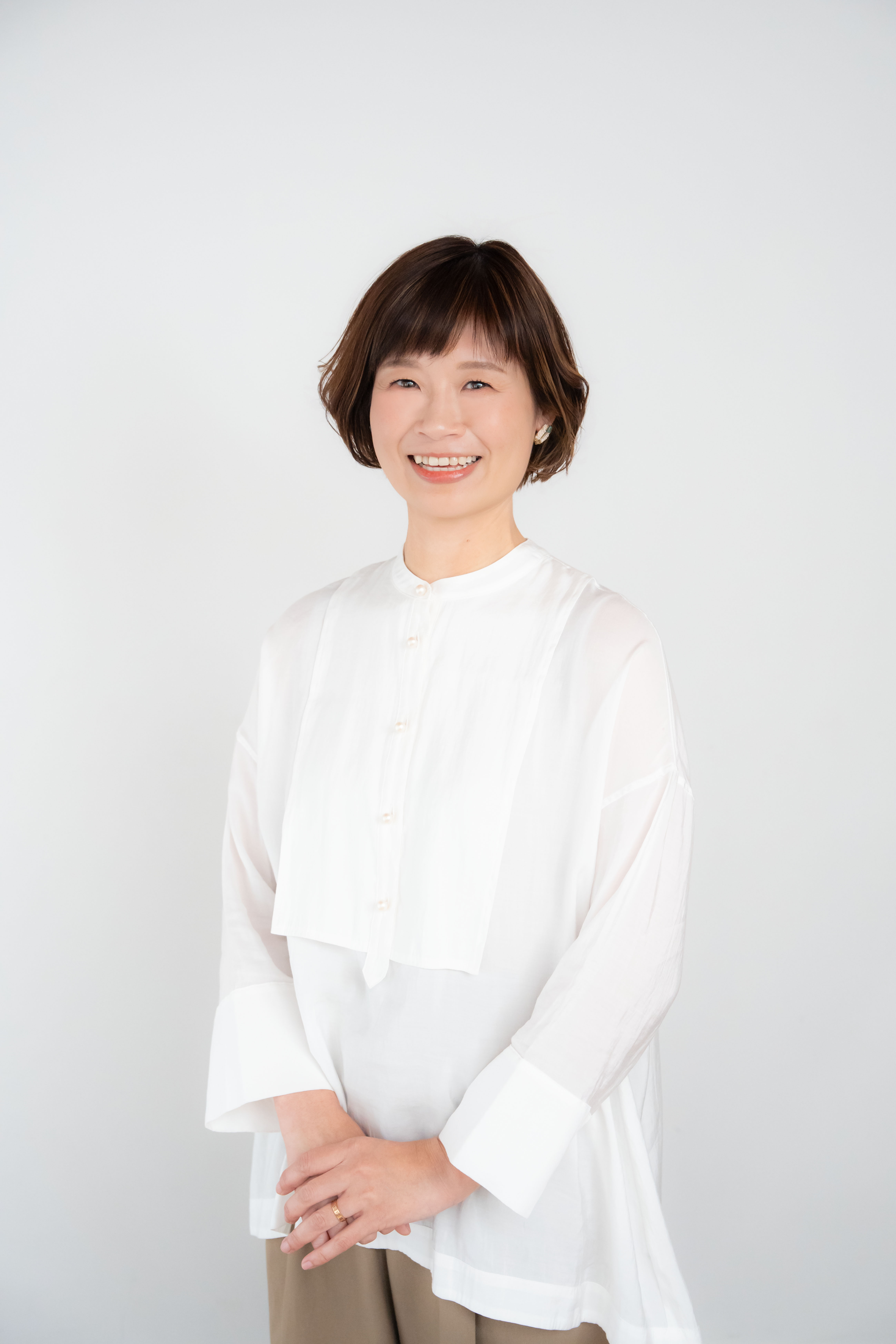 笑顔の女性助産師 院長 大角真梨子