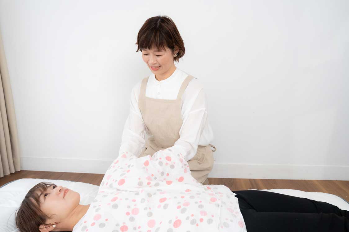 助産師が赤ちゃんとママに寄り添う様子