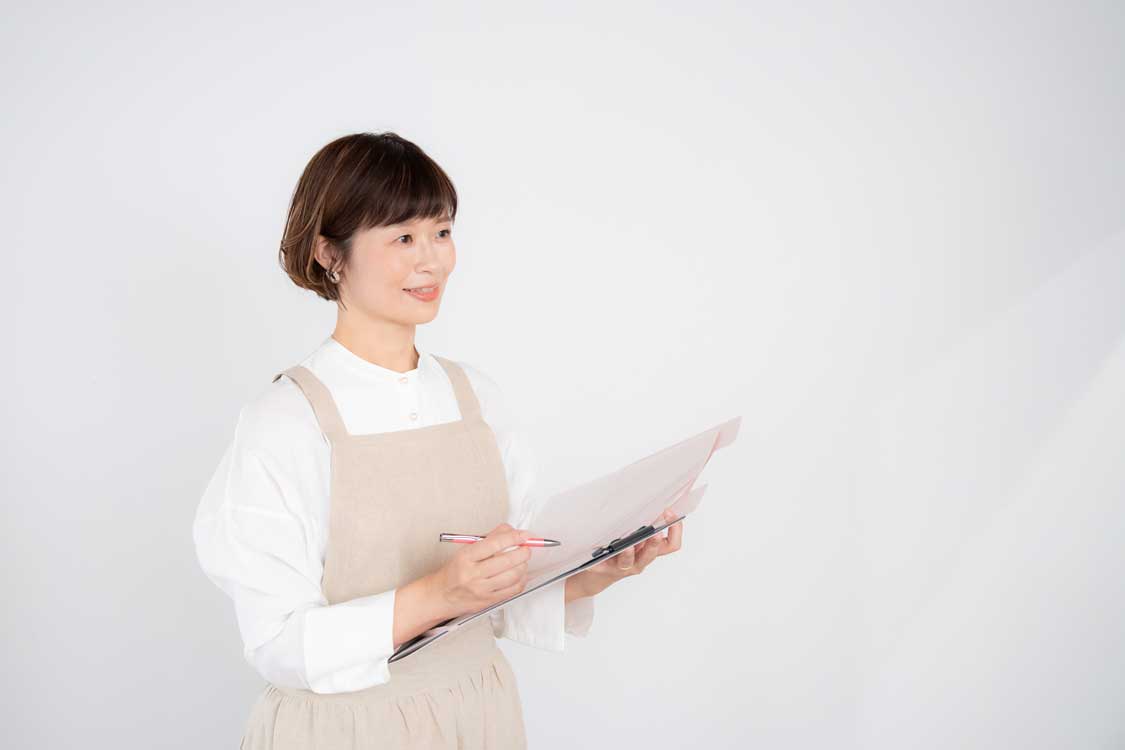 助産師がママの話しに笑顔で耳を傾けている様子