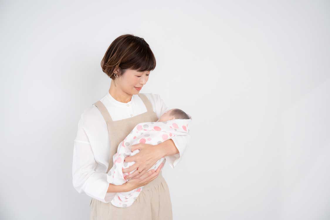 助産師が赤ちゃんを見守る様子